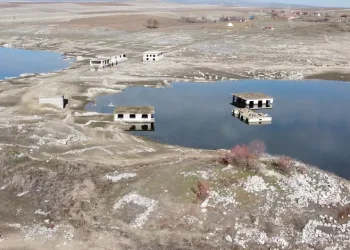 Kuraklıkta ortaya çıkmıştı, yağışlarla yeniden kayboldu