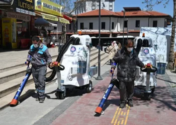 Akülü süpürgeler Isparta sokaklarında