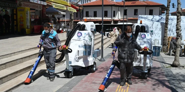 Akülü süpürgeler Isparta sokaklarında