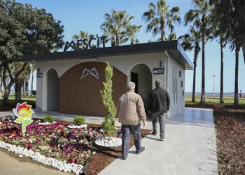 Mersin’de sahil bandına modern mescit