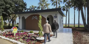 Mersin’de sahil bandına modern mescit
