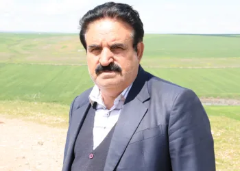 Jandarma eşliğinde ektiği 250 dönüm tarla iddiaya göre akrabaları tarafından ilaçlanarak kurutuldu