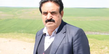 Jandarma eşliğinde ektiği 250 dönüm tarla iddiaya göre akrabaları tarafından ilaçlanarak kurutuldu