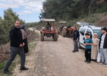 Yol çöktü, mahalleli 3 aydır tarlasına yürüyerek gidiyor