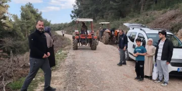 Yol çöktü, mahalleli 3 aydır tarlasına yürüyerek gidiyor