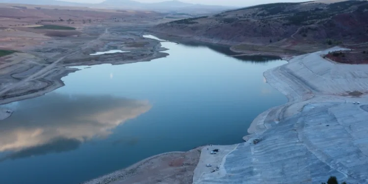 Uzunlu Barajı’nda su seviyesindeki değişim dronla görüntülendi