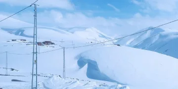 Ağrı’da Nisan ayında kar yağışı yolları kapattı