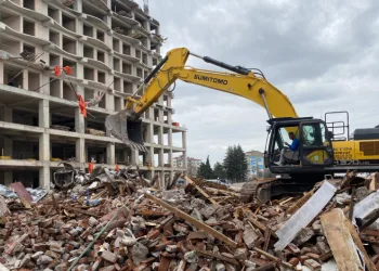 Eskişehir’de çöken binanın yanındaki riskli yapı da yıkıldı