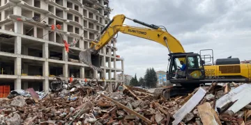 Eskişehir’de çöken binanın yanındaki riskli yapı da yıkıldı