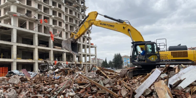 Eskişehir’de çöken binanın yanındaki riskli yapı da yıkıldı