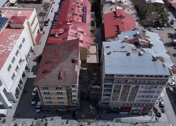 Yıkım esnasında zarar görüp tahliye edilmişti, tehlike saçmaya devam ediyor