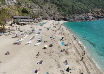 Hava sıcaklığının 24 dereceye yükseldiği Alanya’da sahiller doldu