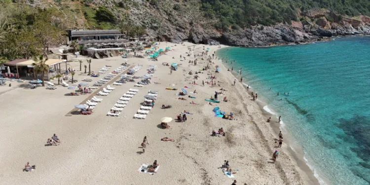 Hava sıcaklığının 24 dereceye yükseldiği Alanya’da sahiller doldu