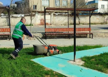 Kahta Belediyesi’nden park ve yeşil alanlarda yoğun yaz mesaisi