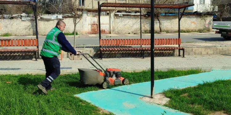 Kahta Belediyesi’nden park ve yeşil alanlarda yoğun yaz mesaisi