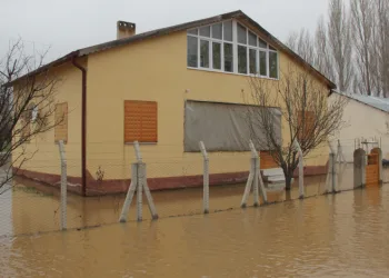 Baraj taştı, köy tamamen sular altında kaldı