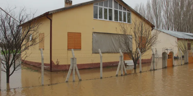 Baraj taştı, köy tamamen sular altında kaldı
