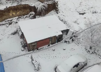 Demirözü’nde nisan sürprizi: İlçe beyaza büründü