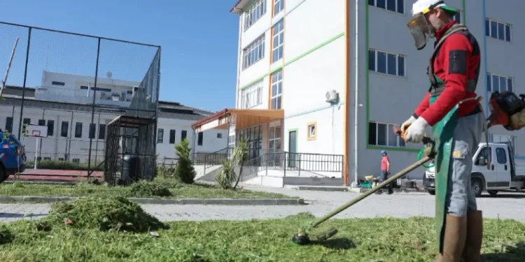 İncirliova’da okul bahçeleri temizlendi