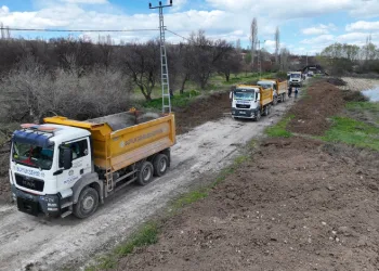 Malatya Büyükşehir Belediyesi Akçadağ’da grup yolunu yeniliyor