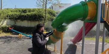 Çayırova’da parkların oyun grupları yıkanıyor