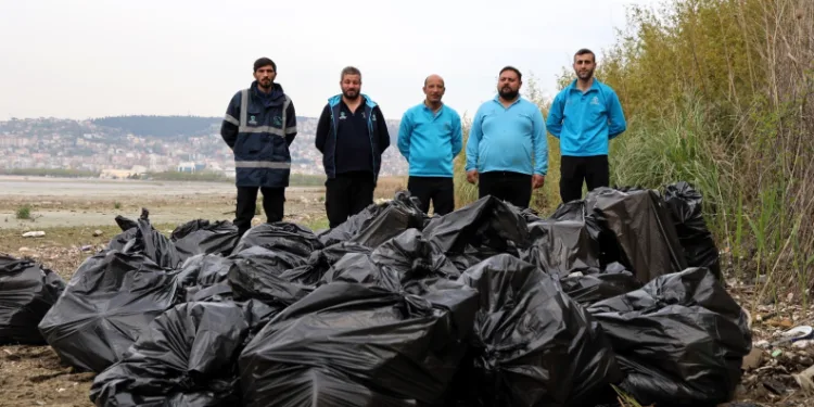 Mavi Takım’dan sahilde temizlik: 50 torba atık toplandı
