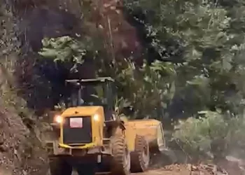 Rize’de heyelanı temizleyen iş makinesi 2. heyelandan son anda kurtuldu