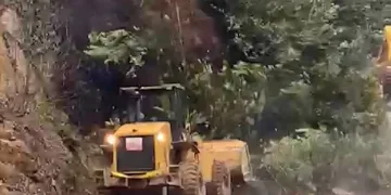 Rize’de heyelanı temizleyen iş makinesi 2. heyelandan son anda kurtuldu