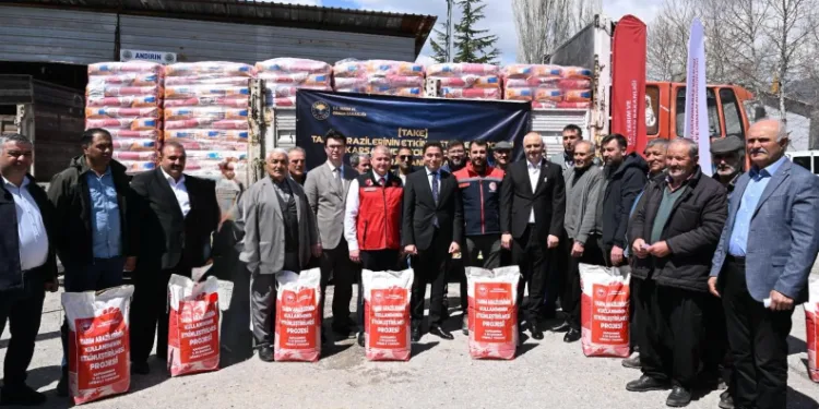 Kahramanmaraş’ta 320 üreticiye 6 bin kilogram ayçiçeği tohumu dağıtıldı