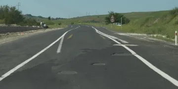 Yolda oluşan çukurlar kazalara davetiye çıkartıyor