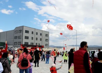 Kütahya OSB’de uçurtmalar gökyüzünü renklendirdi