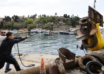 Büyükşehir’den Yat Limanı’nda deniz dip temizliği