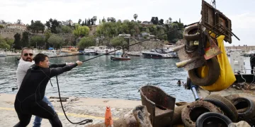 Büyükşehir’den Yat Limanı’nda deniz dip temizliği