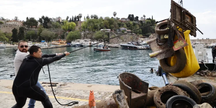 Büyükşehir’den Yat Limanı’nda deniz dip temizliği