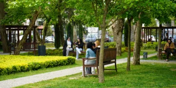 Sakarya’da güneşli havayı fırsat bilen vatandaşlar park ve caddelere akın etti