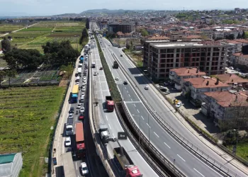 Yalova’da köprülü kavşakta çalışma nedeniyle trafik yoğunluğu