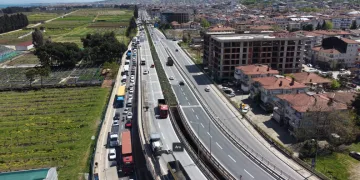 Yalova’da köprülü kavşakta çalışma nedeniyle trafik yoğunluğu