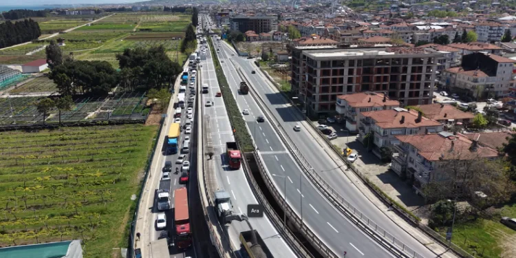 Yalova’da köprülü kavşakta çalışma nedeniyle trafik yoğunluğu