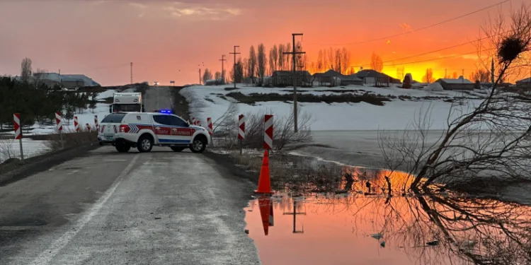 Karayazı’da gölet taştı, yol ulaşıma kapatıldı