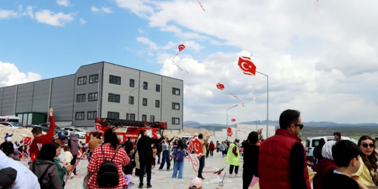 Kütahya OSB’de uçurtmalar gökyüzünü renklendirdi