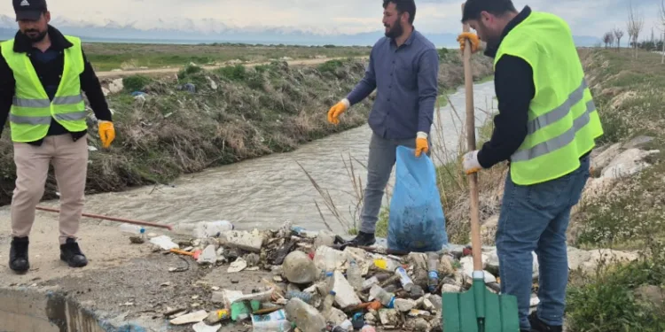 Van Gölü’nün sessiz kahramanları için yol temizliği