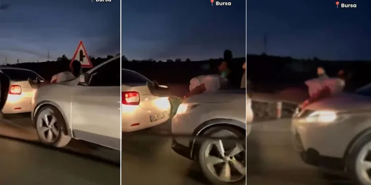 Bursa’da halat bulamayınca iki aracın arasına insan koydular