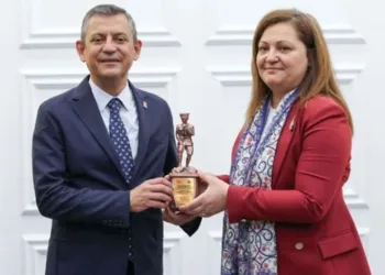 Burcu Köksal’dan Özgür Özel’e Sert Eleştiriler: “Gecenin Yarısı Mesaj Yazıyordu”