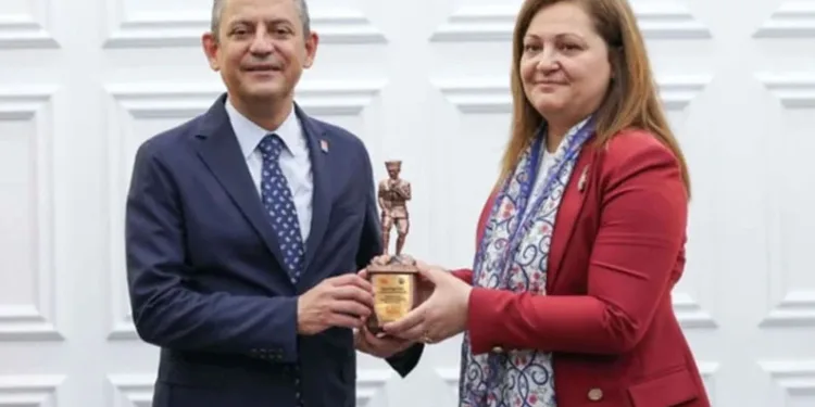Burcu Köksal’dan Özgür Özel’e Sert Eleştiriler: “Gecenin Yarısı Mesaj Yazıyordu”