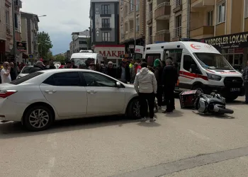 Bursa’da otomobilin çarptığı motosikletli kurye yaralandı