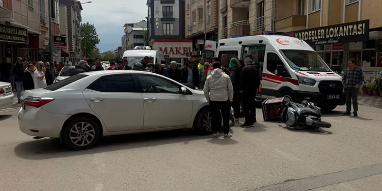 Bursa’da otomobilin çarptığı motosikletli kurye yaralandı