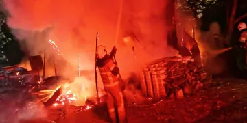 Baraka alevlere teslim oldu
