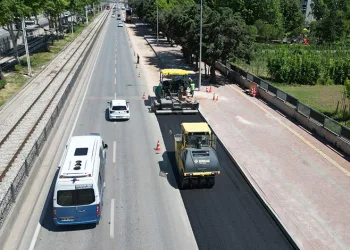 Hayvan pazarında karavan ve çadır kamping…