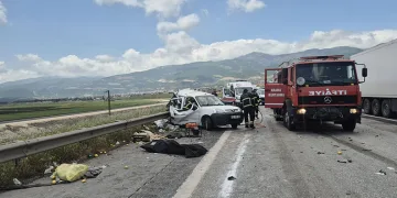 TAG Otoyolu’nda tır hafif ticari araca arkadan çarptı: 2 ölü