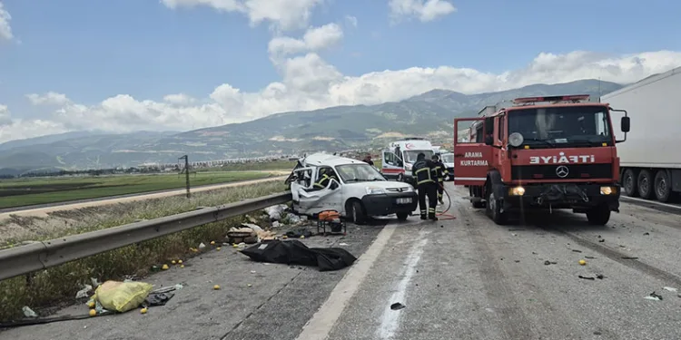TAG Otoyolu’nda tır hafif ticari araca arkadan çarptı: 2 ölü